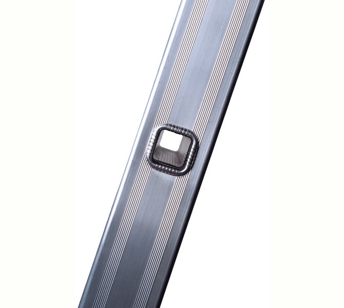 Detail einer Aluminiumleiter mit Sprossenbefestigung