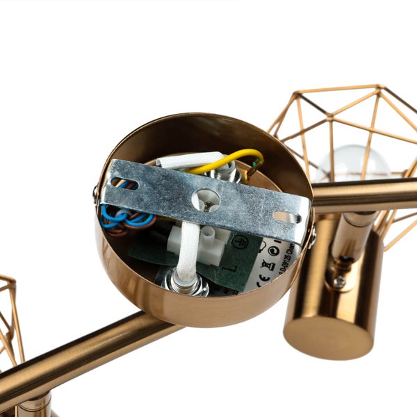 Detailansicht einer Deckenleuchte mit offenem Montagebereich und elektrischen Anschlüssen