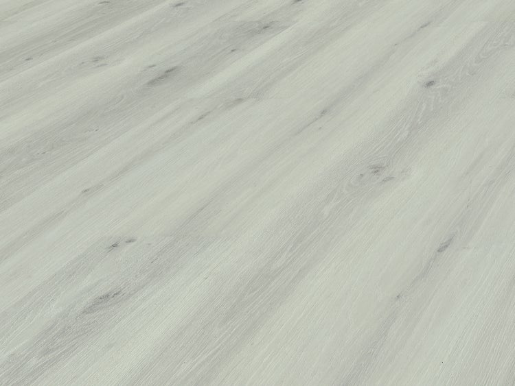 Hellgrauer Laminatboden in Holzoptik mit Maserung und Astlöchern.