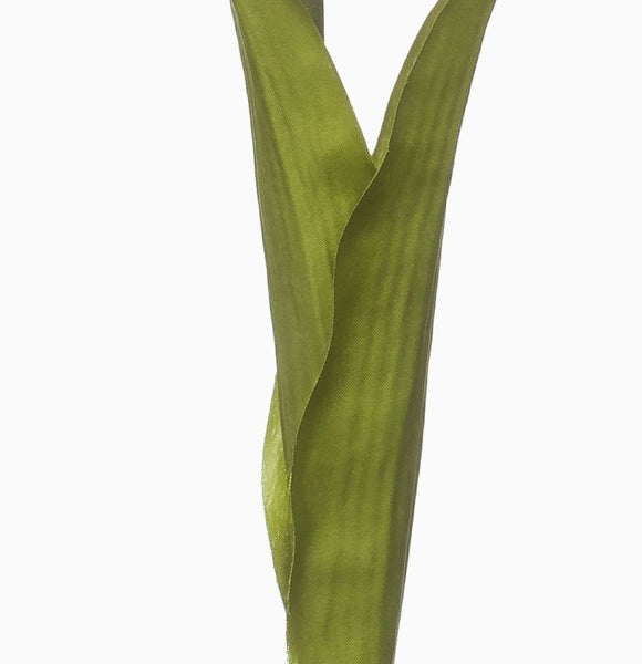 Künstlicher grüner Zweig mit schmalen Blättern.