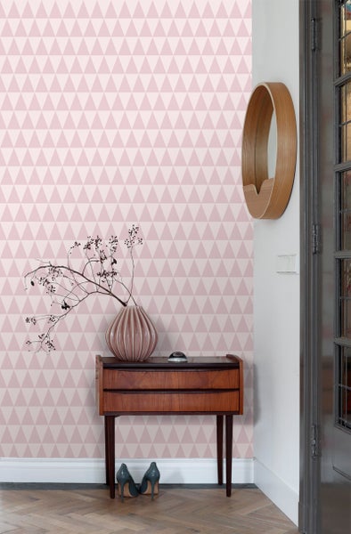 Szene mit rosafarbener Dreieckstapete, Kommode und Dekoration