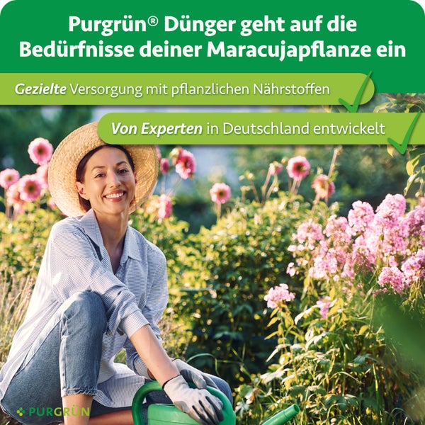Eine Frau mit Strohhut gießt Blumen in einem Garten mit Purgrün Dünger für Maracujapflanzen beworben als fachmännisch entwickelt in Deutschland.