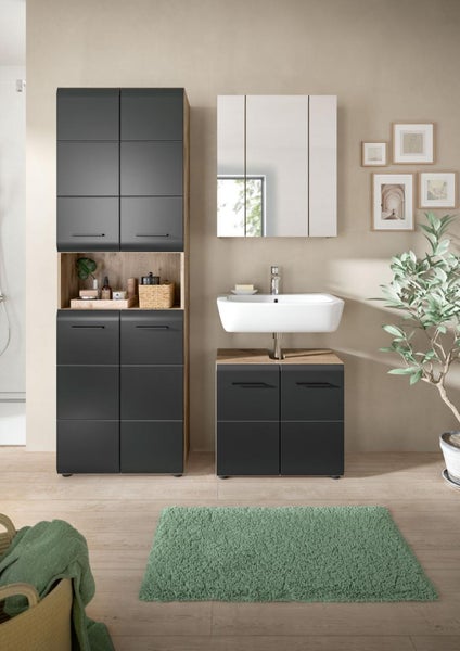 Organisiertes, helles Badezimmer mit schwarzem Hochschrank, weißem Keramik-Waschbecken, Unterschrank in Holzoptik und Spiegelschrank.