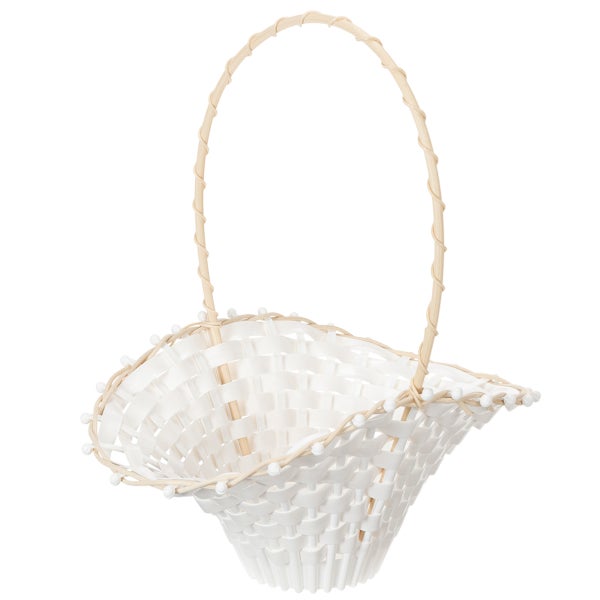 Geflochtener weißer Dekorationskorb mit hohem Henkel und gewelltem Rand.