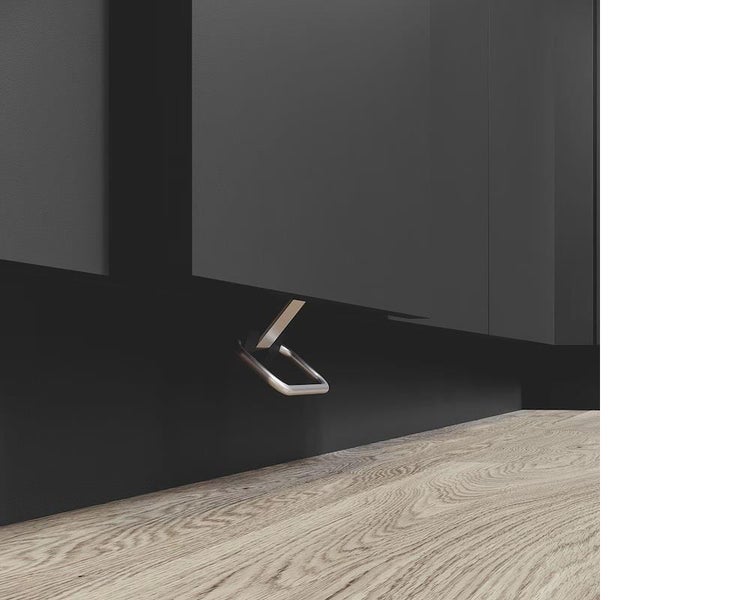 Fußpedal aus Metall für Küchenunterschrank zur berührungslosen Öffnung, montiert an der Sockelblende.