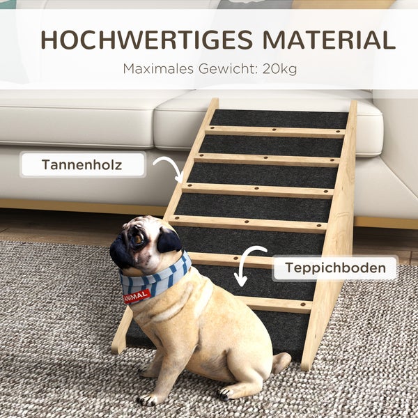 Hundetreppe aus Tannenholz mit rutschfestem Teppichbelag, maximale Belastbarkeit 20 Kilogramm, an einem Sofa mit einem Mops davor.