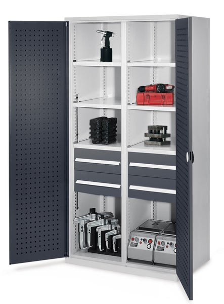 Werkstattschrank mit Werkzeugen und Geräten