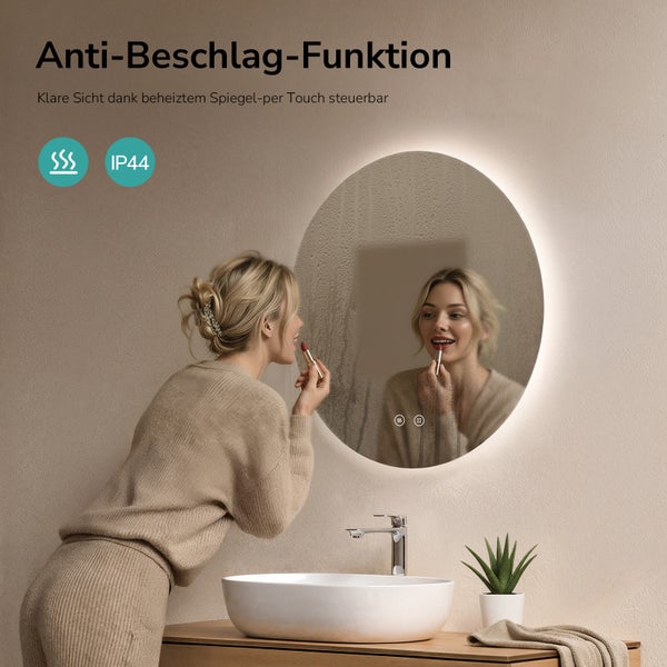 Runder Badspiegel mit LED-Beleuchtung, Anti-Beschlag-Funktion und Touch-Steuerung. Eine Frau vor dem Spiegel am Waschbecken. Schutzklasse IP44.