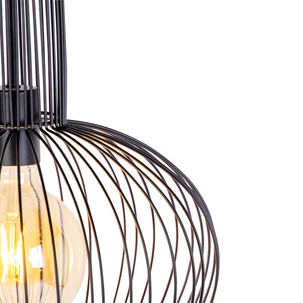 Pendelleuchte mit Metallschirm und Glühbirne