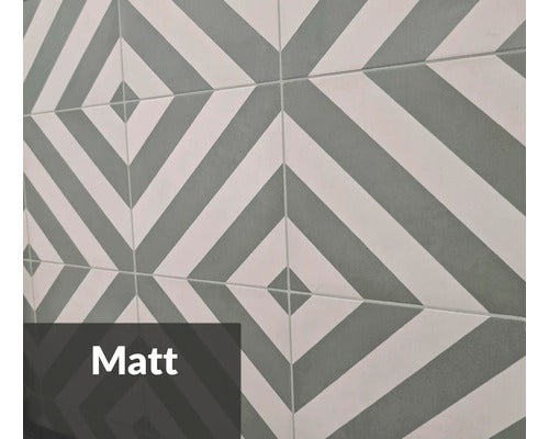 Matte Fliesen mit geometrischem Streifenmuster