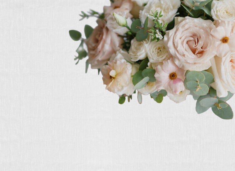 Blumenbouquet aus hellrosa und cremeweißen Rosen, Ranunkeln und Eukalyptusblättern.