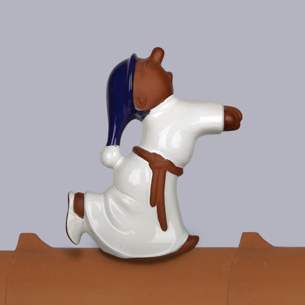 Firstfigur Schlafwandler aus glasierter Keramik mit weißem Gewand und blauem Hut für den Dachfirst.