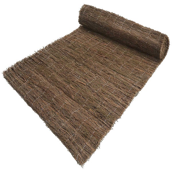 Blick auf eine Rolle Heidekrautmatte für den Garten.