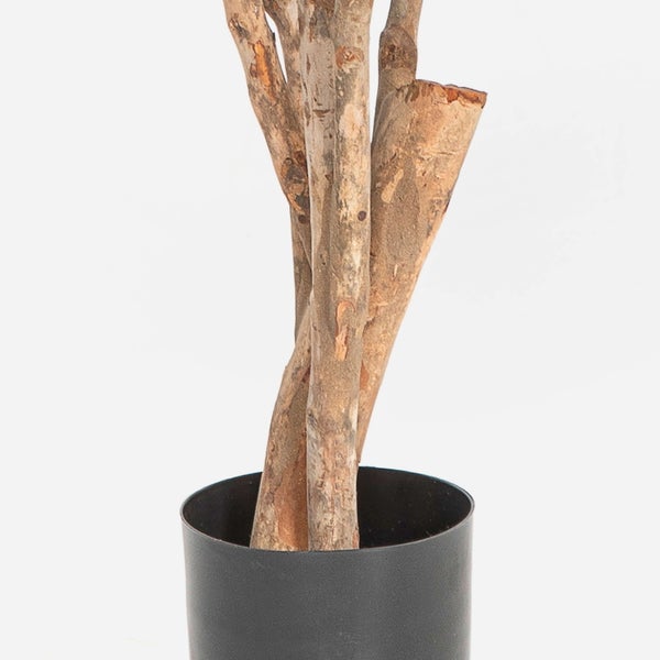 Künstlicher Ahornbaum mit grünen Blättern in einem schwarzen Kunststofftopf.