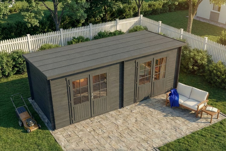 Großes Gartenhaus aus dunklem Holz mit Flachdach und zwei Doppeltüren auf einer Steinterrasse in einem hellen, organisierten Garten.