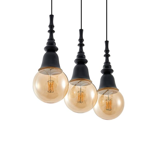 Drei Pendelleuchten mit runden Lampenschirmen und dekorativen Elementen