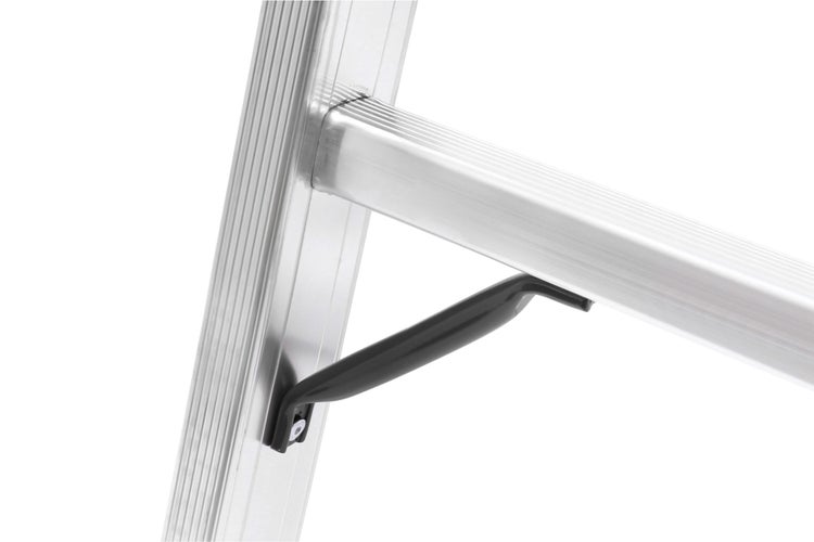 Detailansicht einer Aluminiumleiter mit schwarzem Griff