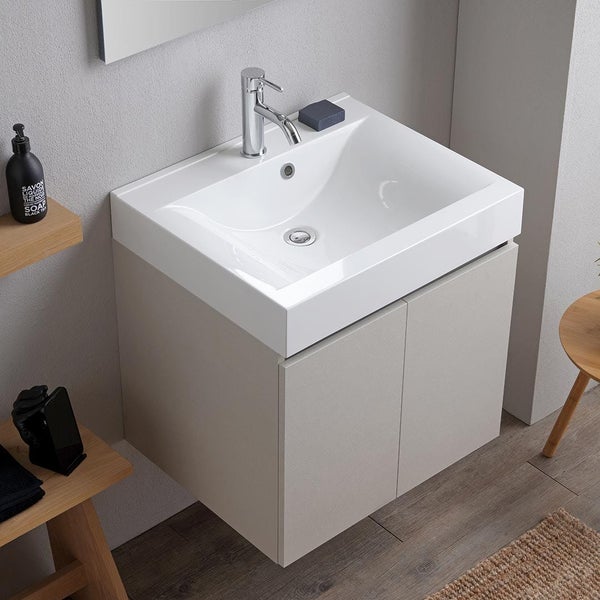 Waschtisch mit Unterschrank und zwei Türen im Badezimmer.