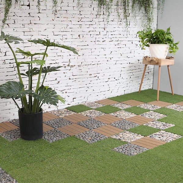 Klickfliesen Set aus braunen geriffelten Holz-Kunststoff-Fliesen und grünen Kunstrasen-Fliesen im Schachbrettmuster für Balkon und Terrasse.