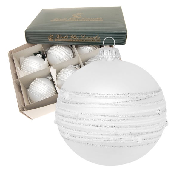 Dekorative weiße Weihnachtskugeln mit Glitzerstreifen in einer Box