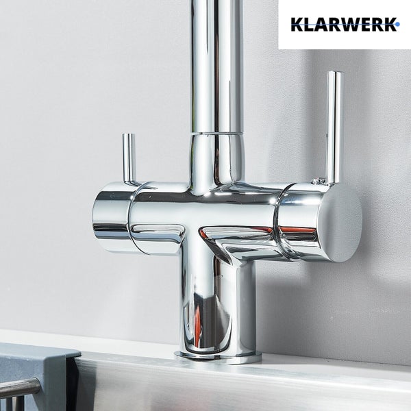 Drei-Wege-Küchenarmatur aus Chrom von Klarwerk mit zwei Hebeln. Klarwerk Logo.