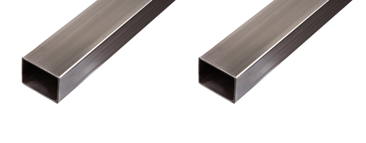 Zwei quadratische Stahlrohre aus blankem Metall zur vielseitigen Verwendung in Handwerk und Bauprojekten.