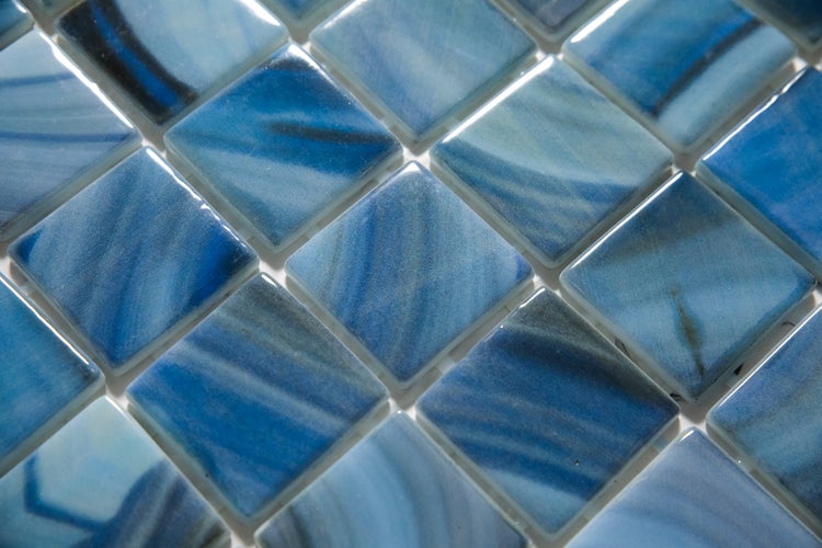 Nahaufnahme einer gefüllten Stockrose mit Blättern