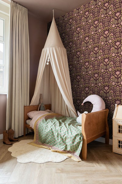 Kinderzimmer mit Bett, Baldachin, floraler Tapete und Dekorationen
