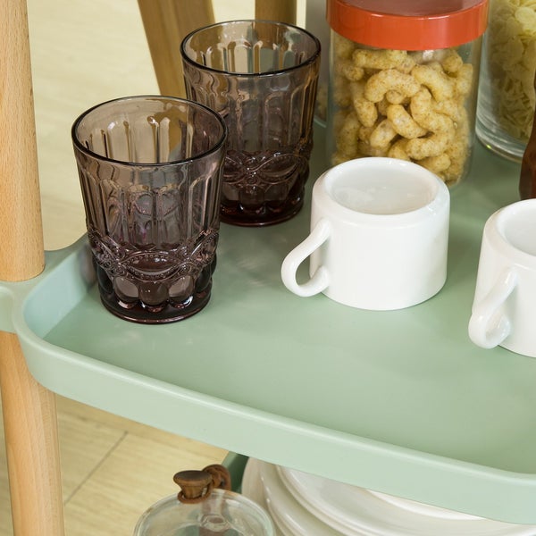 Servierwagen mit Gläsern, Tassen und Vorratsdosen