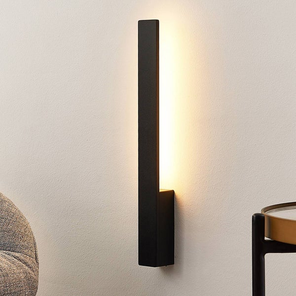 Moderne vertikale Wandleuchte in Schwarz mit indirekter Beleuchtung.