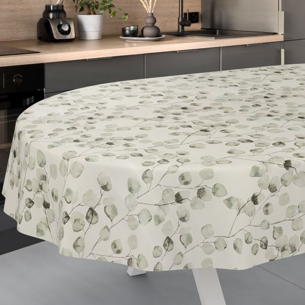 Runde Tischdecke mit Eukalyptus-Blattmuster auf einem Tisch in einer modernen, aufgeräumten Küche.