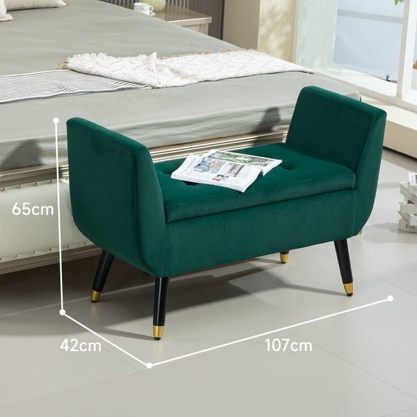 Elegantes Interieur mit Treppe, Einbauschrank und moderner Wandleuchte.