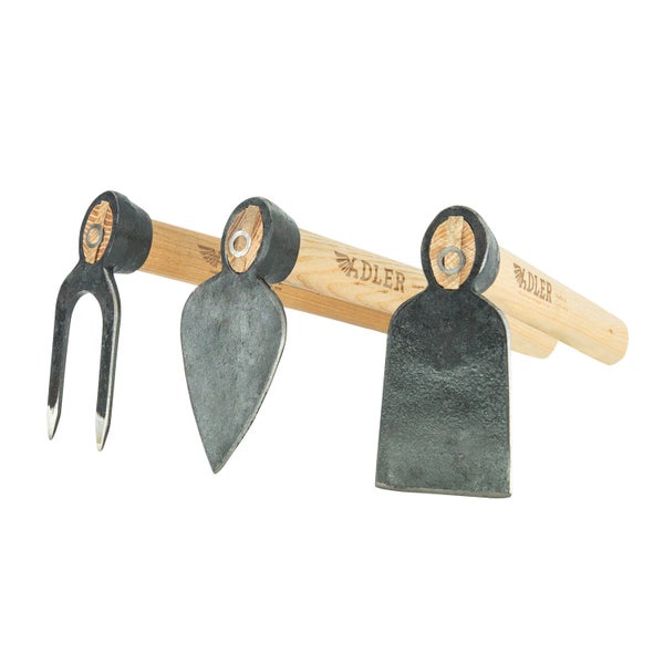 Set mit drei Gartenhacken und einem Gabelhacker von Adler mit Holzstielen für die Gartenarbeit