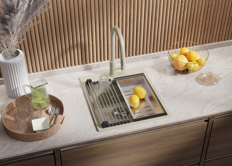 Küchenszene mit Spüle, Abtropfgestell, Armatur und Accessoires auf einer Arbeitsplatte