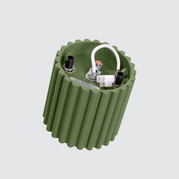 Geriffelte grüne zylindrische Deckenrosette für Leuchten, Innenansicht mit elektrischer Verkabelung und Lüsterklemme.