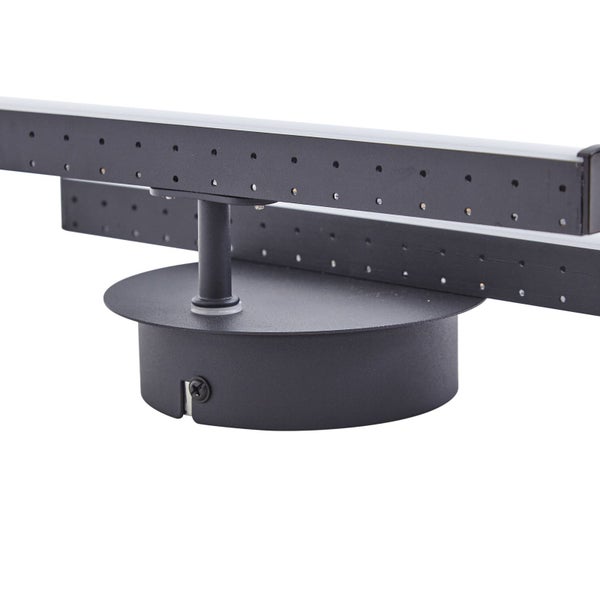 Nahaufnahme einer schwarzen LED-Deckenleuchte mit rundem Sockel und zwei linearen Armen mit Lochmuster und weißen Lichtleisten.