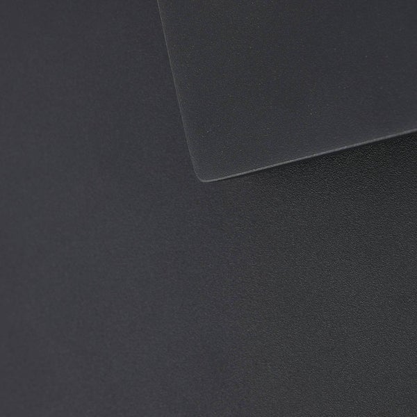 Detailansicht einer schwarzen, matt strukturierten Oberfläche.