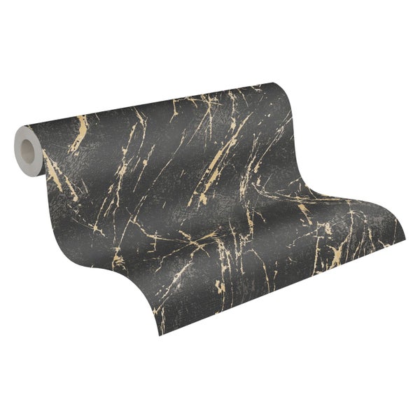 Begehbare Badewanne mit offener Tür in einem hellen Badezimmer