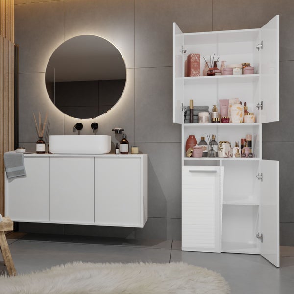 Modernes Badezimmer mit Waschtischunterschrank, beleuchtetem Spiegel und Hochschrank für Badutensilien.