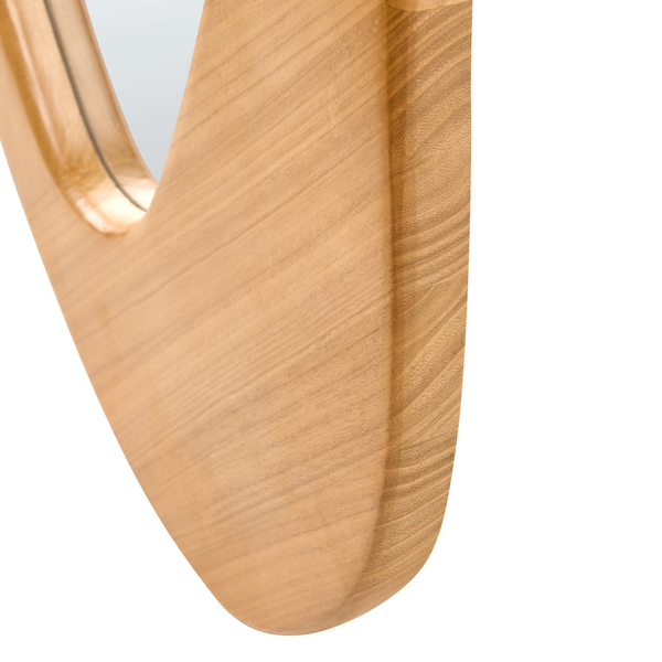 Detailaufnahme eines abgerundeten Wandspiegels mit einem Rahmen aus Holz in natürlicher Maserung