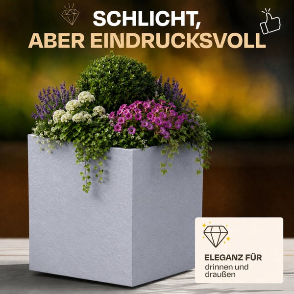 Quadratisches Pflanzgefäß in Steinoptik für innen und außen, bepflanzt mit einem grünen Busch, Lavendel und bunten Blumen.