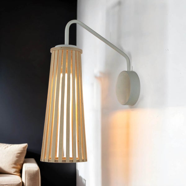 Holzwandleuchte an einer Wand befestigt