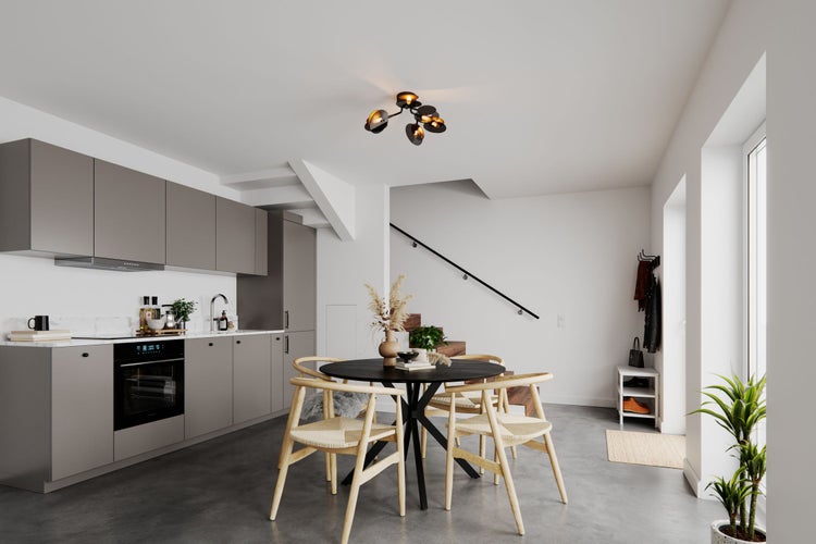 Helles Esszimmer mit Küchenzeile, Esstisch, Stühlen und Treppe