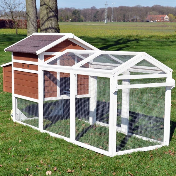 Großer Hühnerstall aus braunem Holz mit weißem Rahmen und integriertem Freigehege auf einer Rasenfläche.