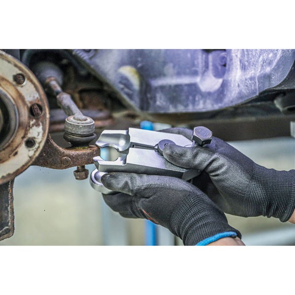 Spurstangenkopf Ausdrücker in Gebrauch am Auto.