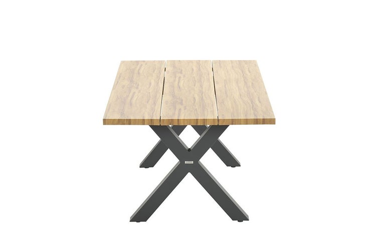 Gartentisch mit einer Tischplatte aus drei breiten Planken in Holzoptik und einem X-Gestell aus Metall.