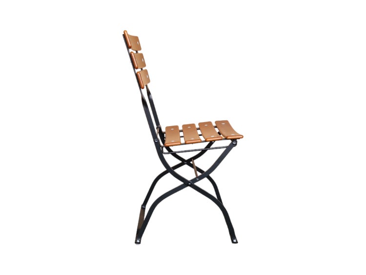 Seitenansicht eines klappbaren Gartenstuhls mit dunklem Metallgestell und Holzlatten an Sitzfläche und Rückenlehne.