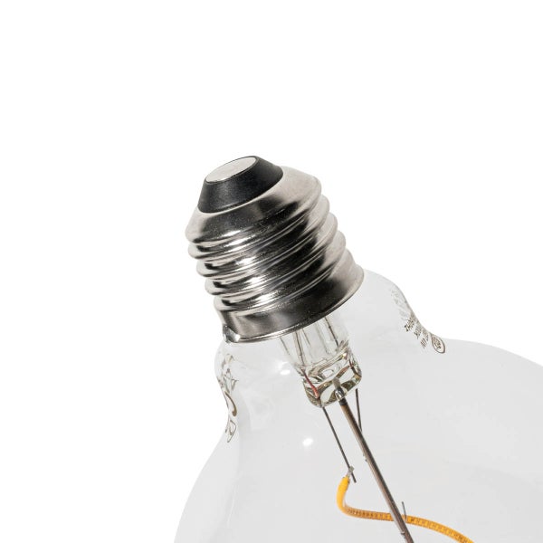 Nahaufnahme eines E27 Sockels einer klaren LED-Filament-Glühbirne.