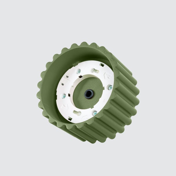 Runde, geriffelte Wandleuchte oder Deckenleuchte mit innenliegender Montageplatte und zentraler Kabelöffnung.