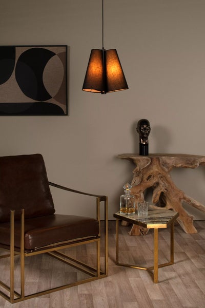 Innenraum mit Sessel, Hängelampe und Beistelltisch